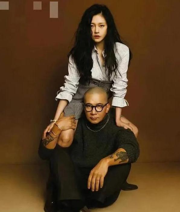 被扒2年前还深夜发文：“我爱具先生”AG旗舰厅网站小S与姐夫多张亲密照