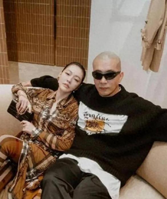 被扒2年前还深夜发文：“我爱具先生”AG旗舰厅网站小S与姐夫多张亲密照(图3)