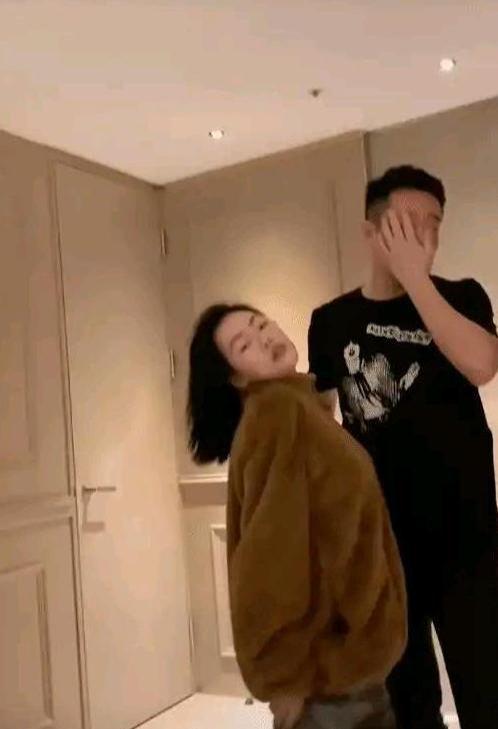 被扒2年前还深夜发文：“我爱具先生”AG旗舰厅网站小S与姐夫多张亲密照(图4)