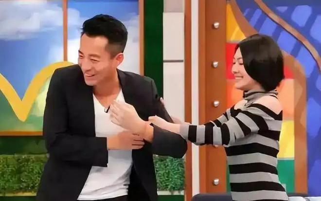 被扒2年前还深夜发文：“我爱具先生”AG旗舰厅网站小S与姐夫多张亲密照(图10)